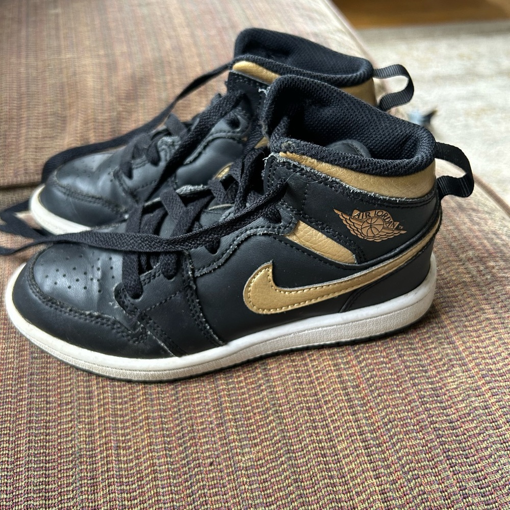 Nike Kids Sneakers in Black and Gold